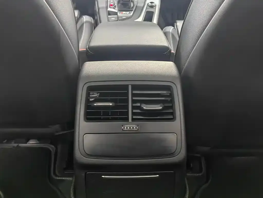 Audi A4L 2021 из CN, фото 9