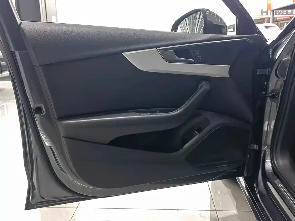 Audi A4L 2021 из CN, фото 2