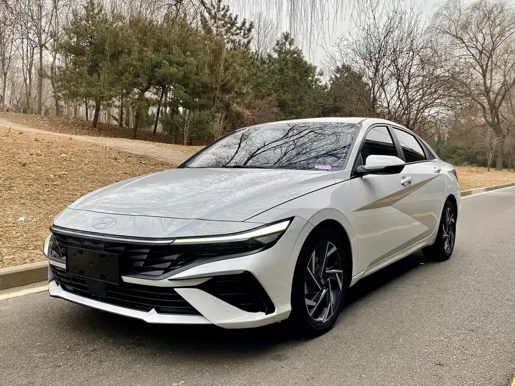 Hyundai Elantra — фото 1