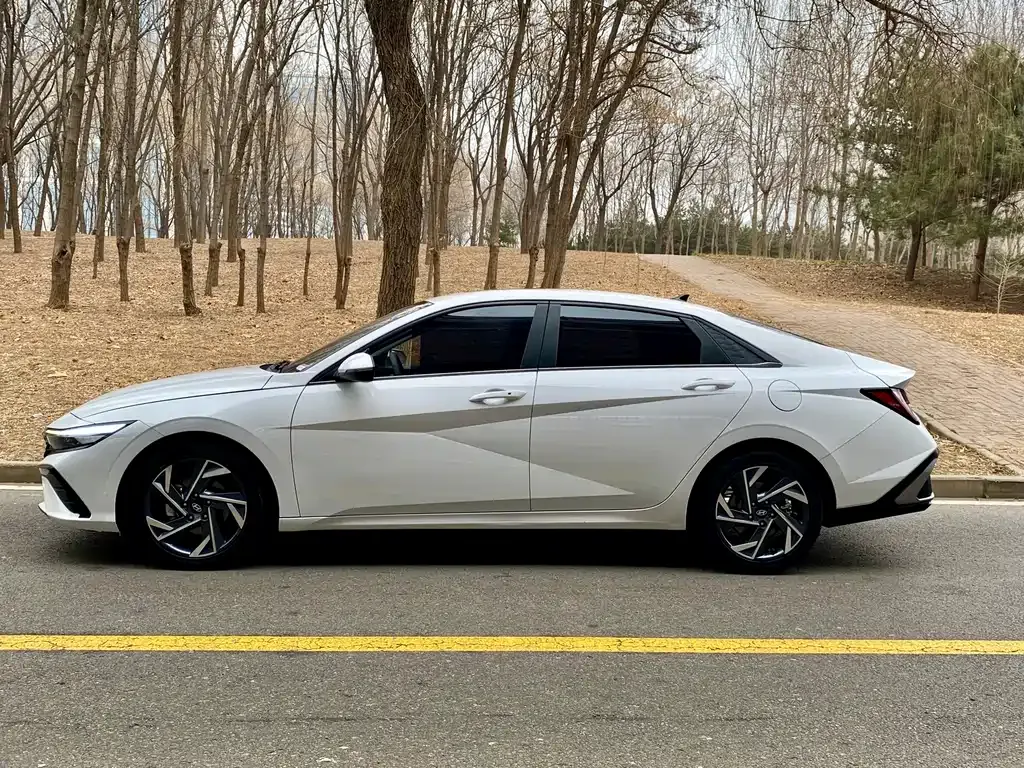Hyundai Elantra — фото 7