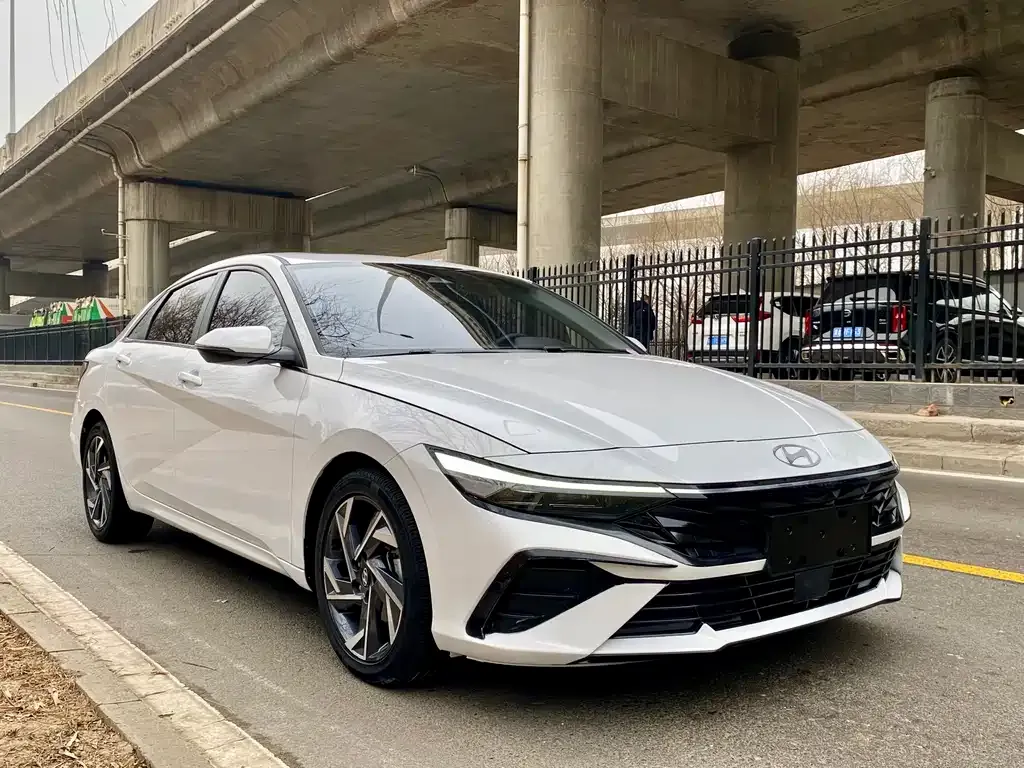 Hyundai Elantra — фото 3