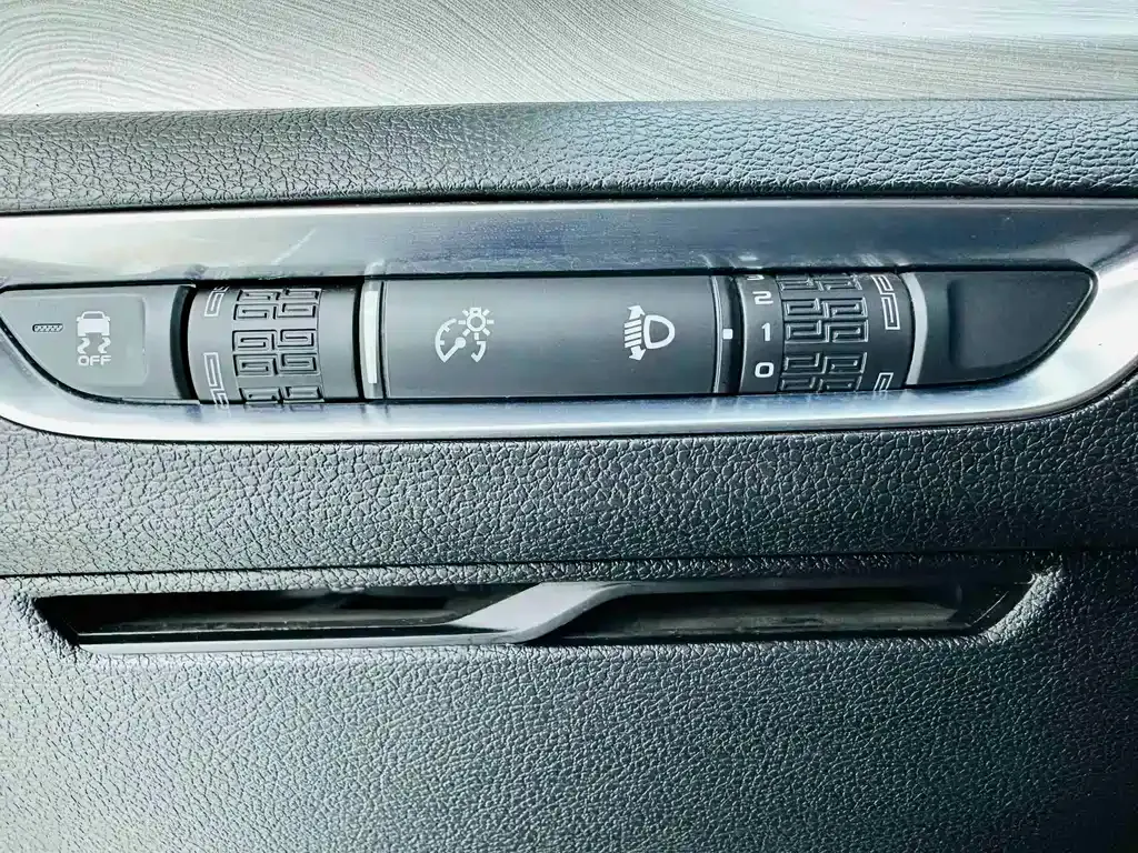 Geely Binyue — фото 10
