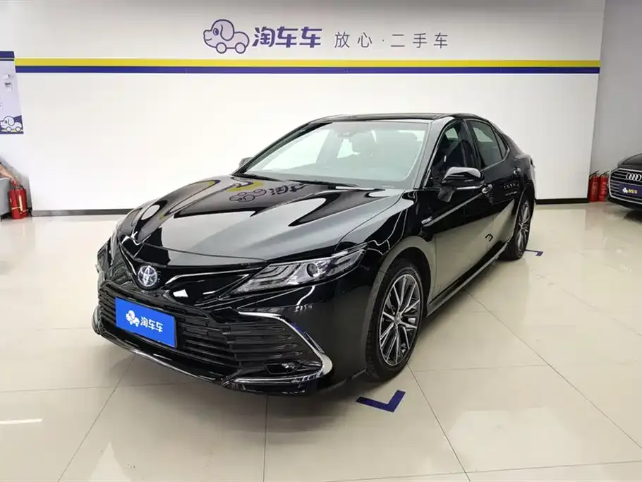 Toyota Camry — фото 1