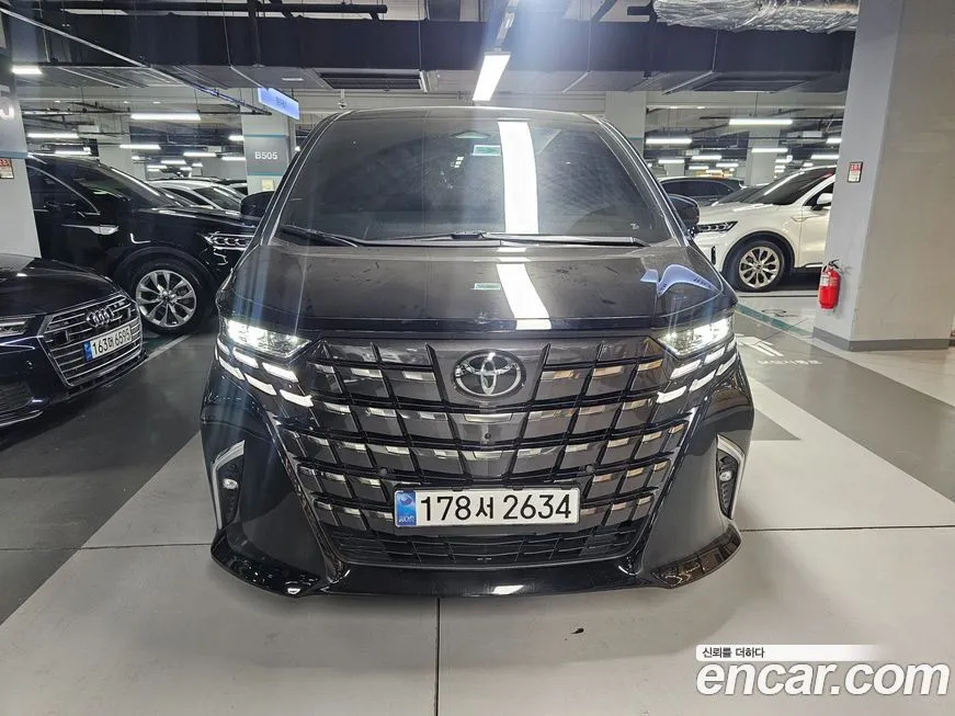 Toyota Alphard — фото 1