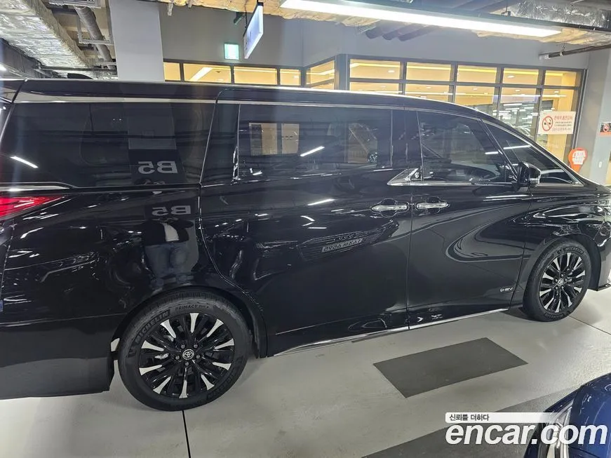 Toyota Alphard — фото 9