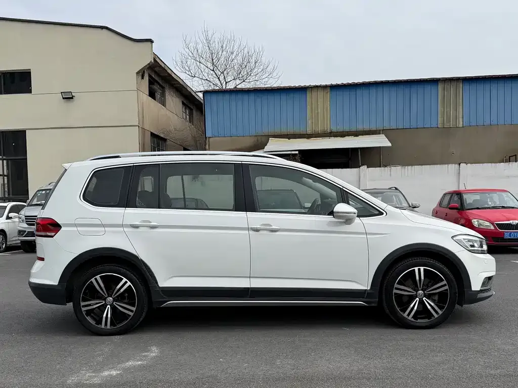 Volkswagen Touran 2021 из CN, фото 4