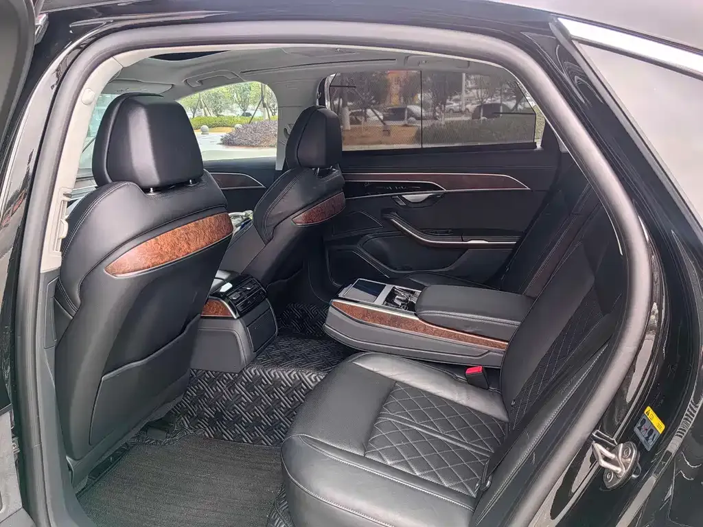 Audi A8 2023 из CN, фото 8