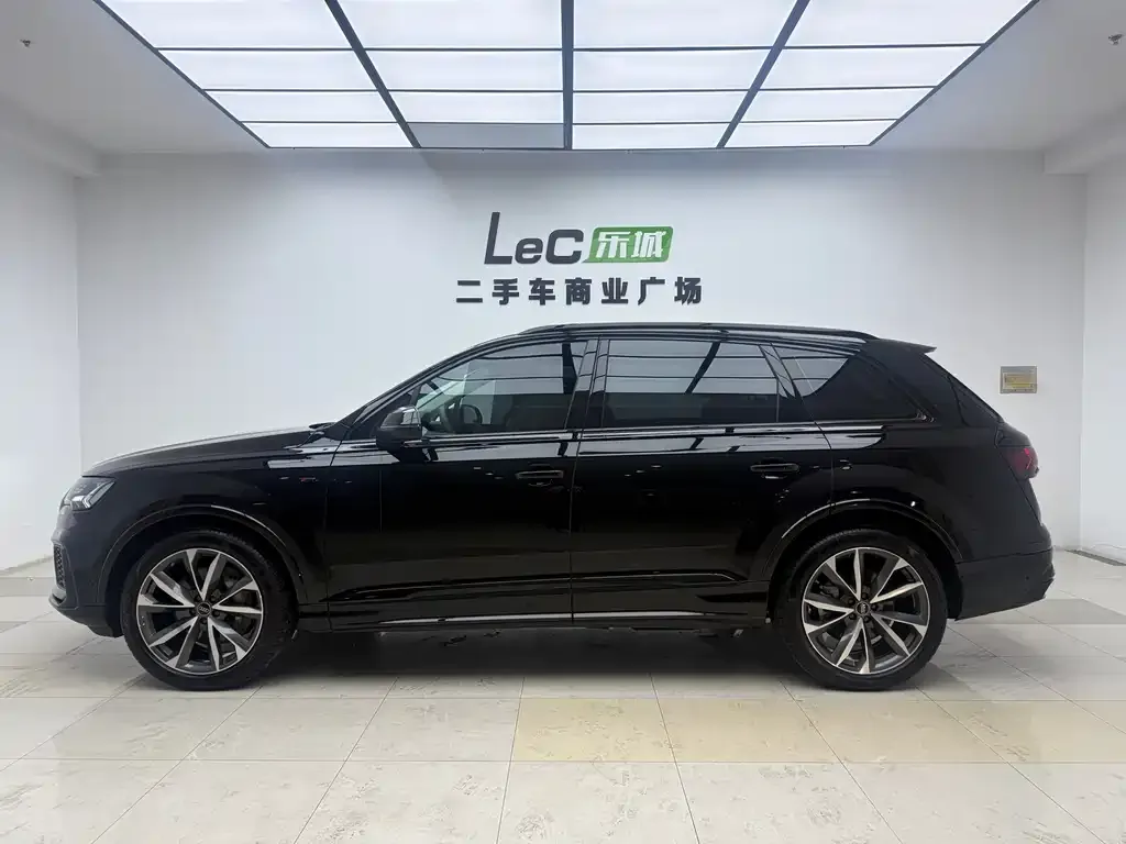 Audi Q7 2023 из CN, фото 9