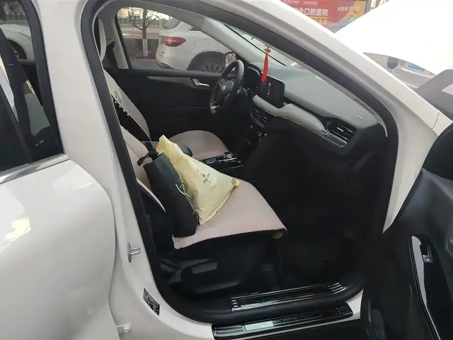 Ford Escape 2023 из CN, фото 2