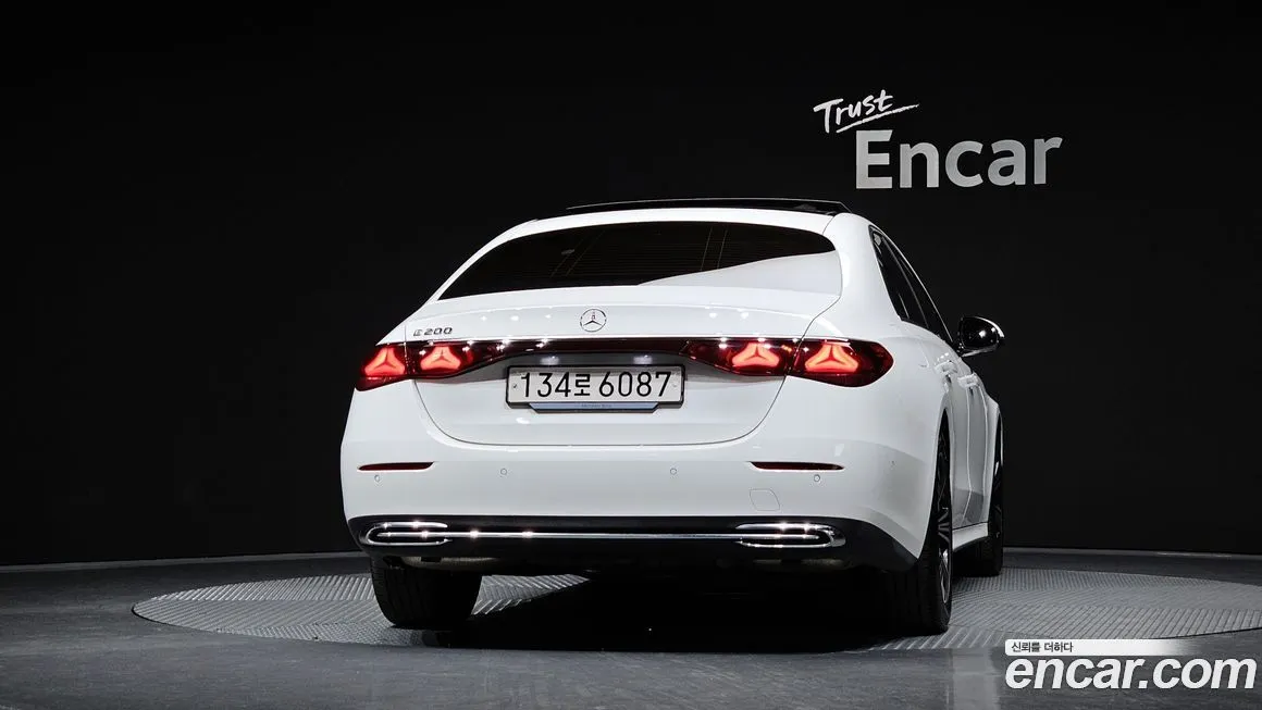 Mercedes-Benz E-Class — фото 2