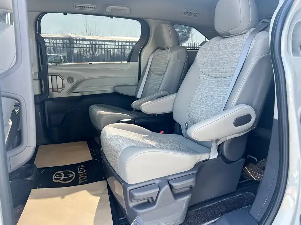 Toyota Sienna 2025 из CN, фото 2