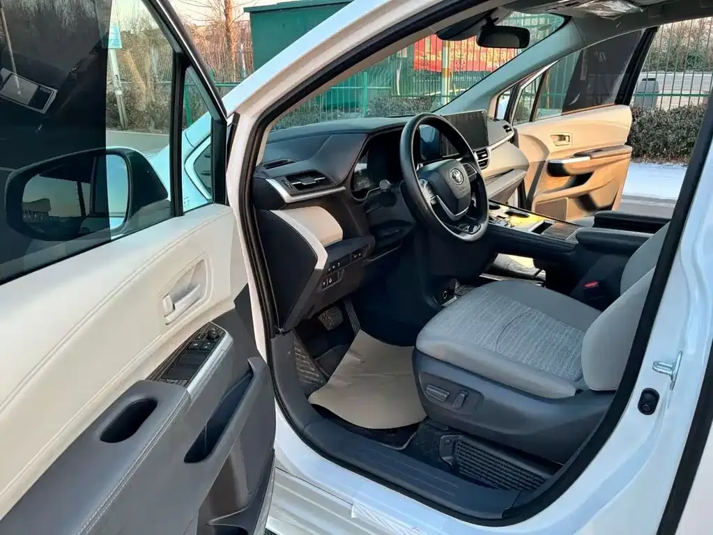 Toyota Sienna 2025 из CN, фото 10