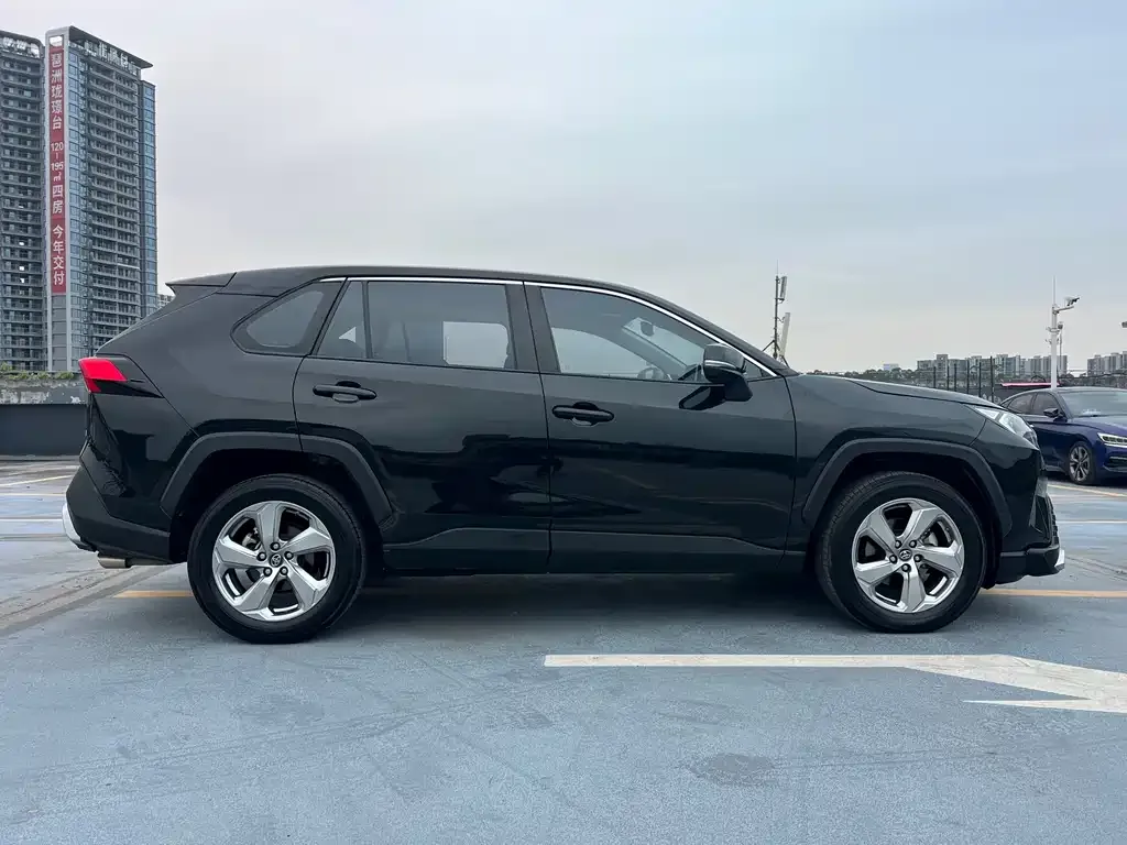 Toyota RAV4 2021 из CN, фото 2