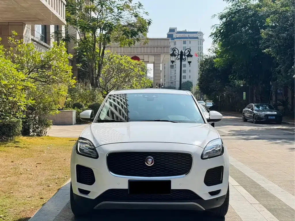 Jaguar E-PACE — фото 9