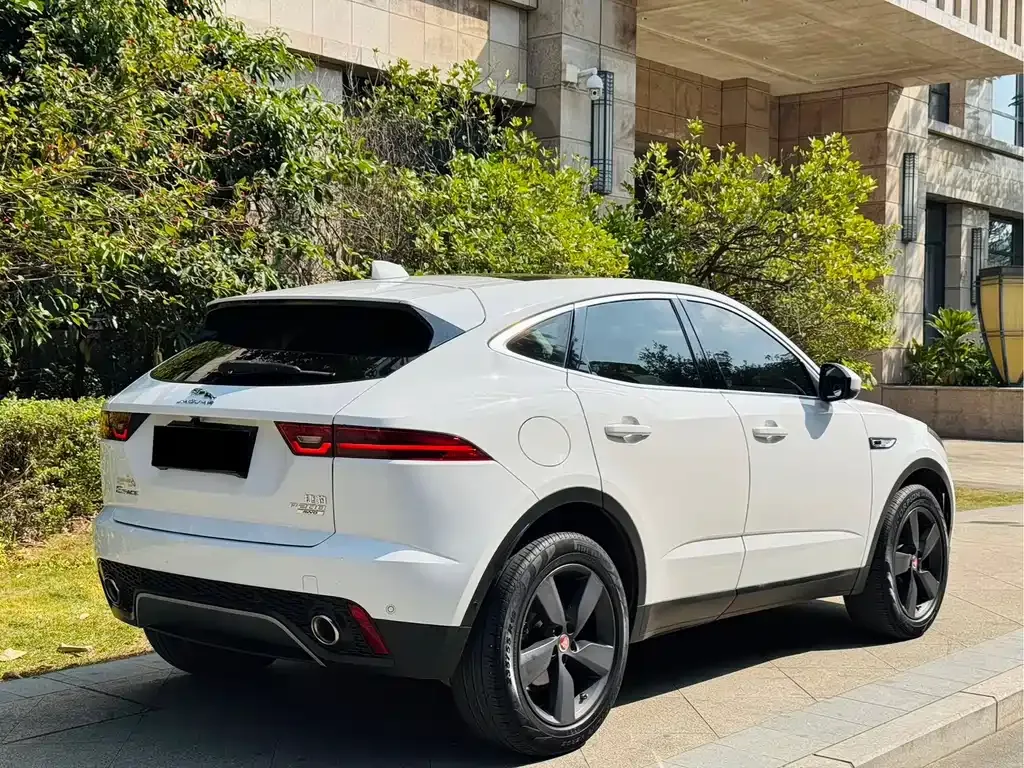 Jaguar E-PACE — фото 10
