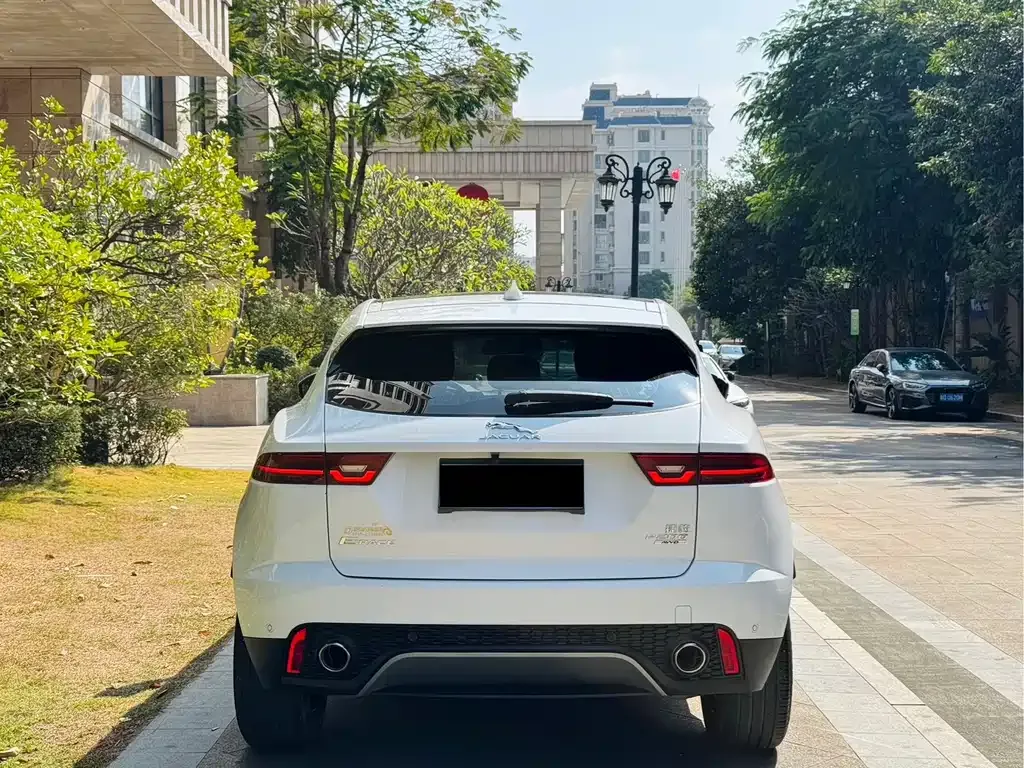 Jaguar E-PACE — фото 8