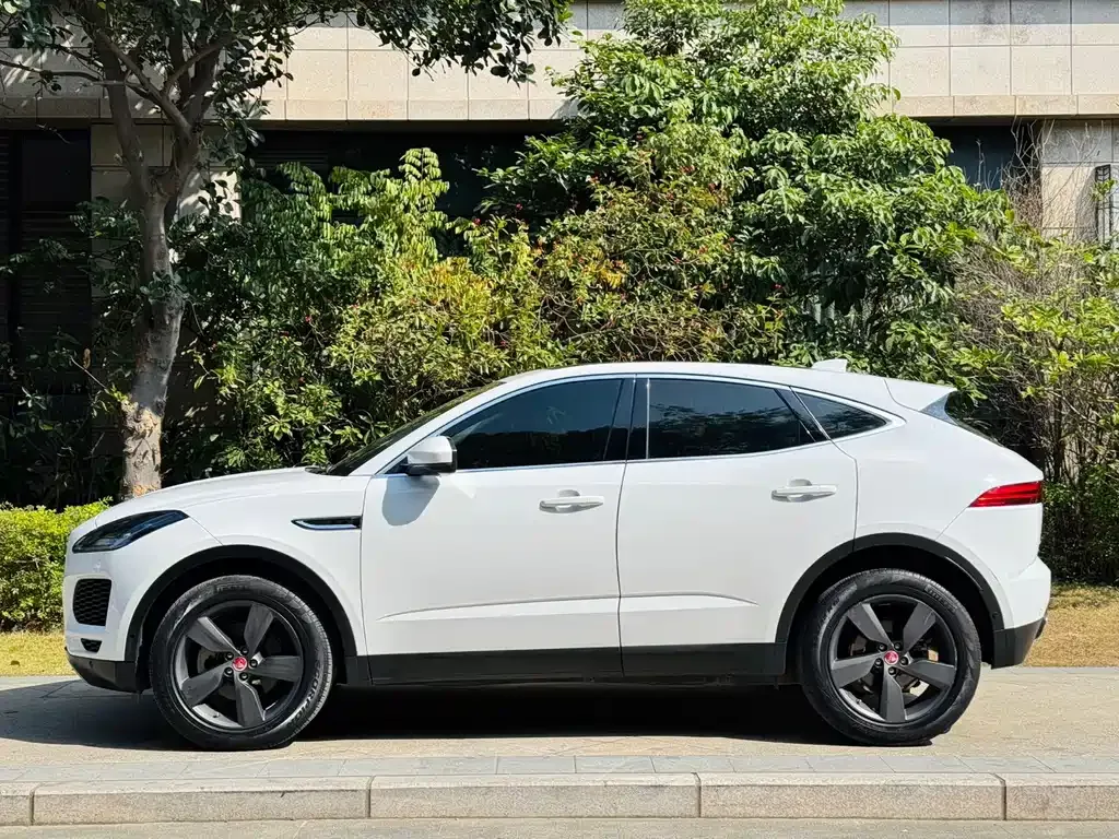 Jaguar E-PACE — фото 7