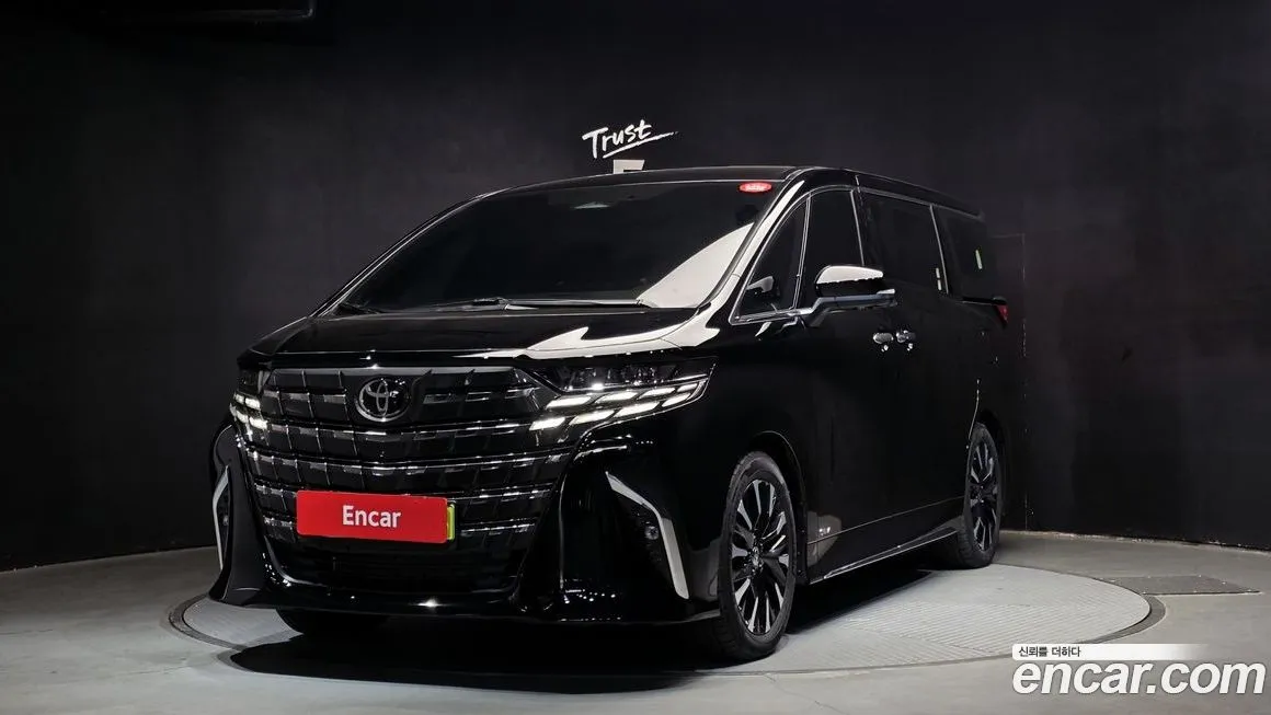 Toyota Alphard — фото 1