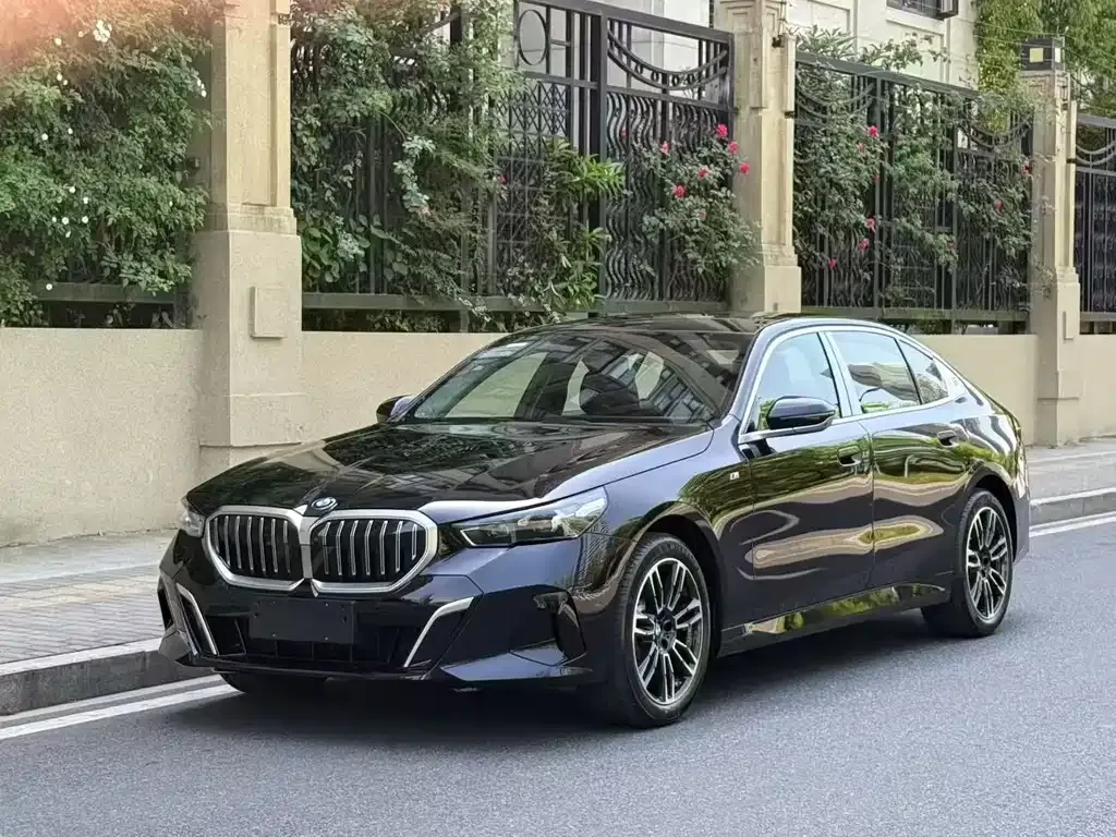 BMW 5 Series — фото 1