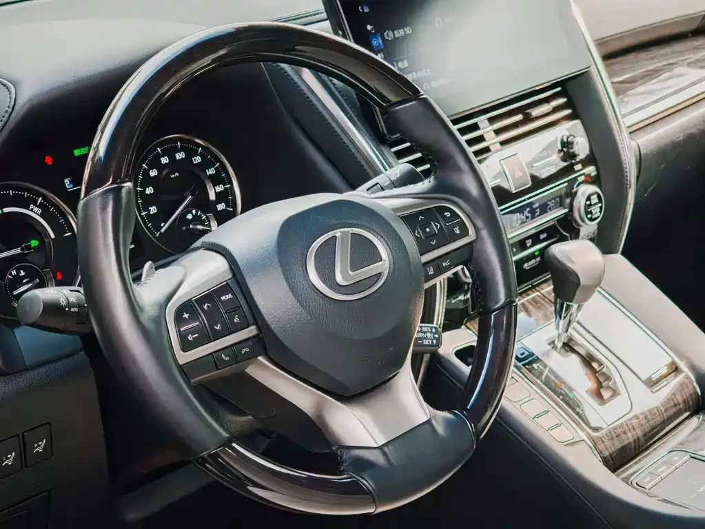 Lexus LM — фото 7