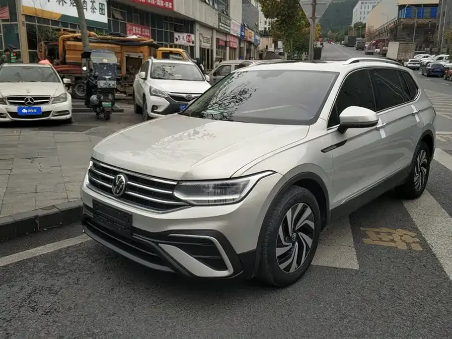 Volkswagen Tiguan L — фото 1