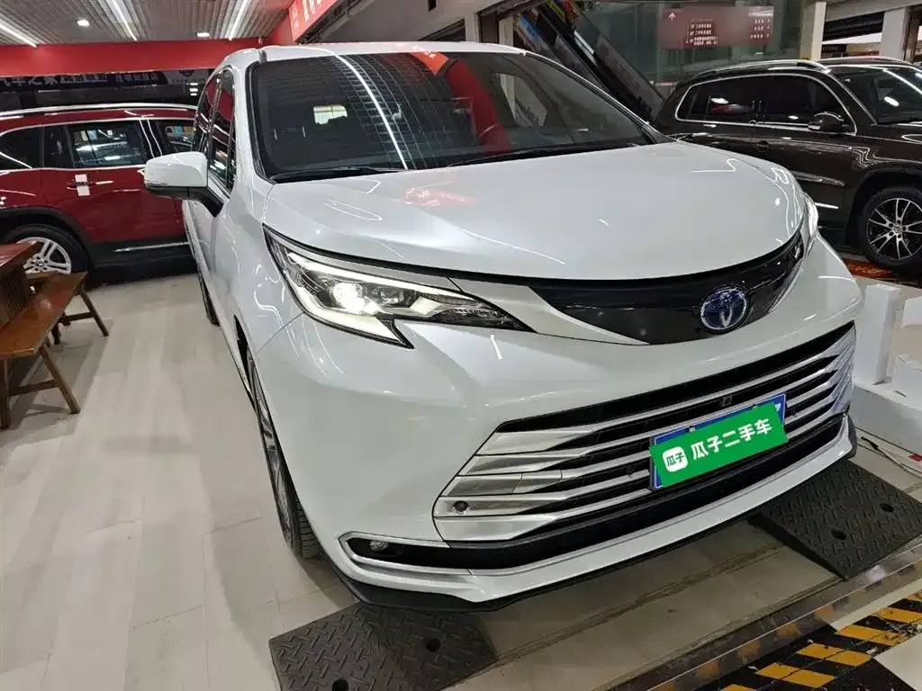 Toyota Sienna 2023 из CN, фото 2