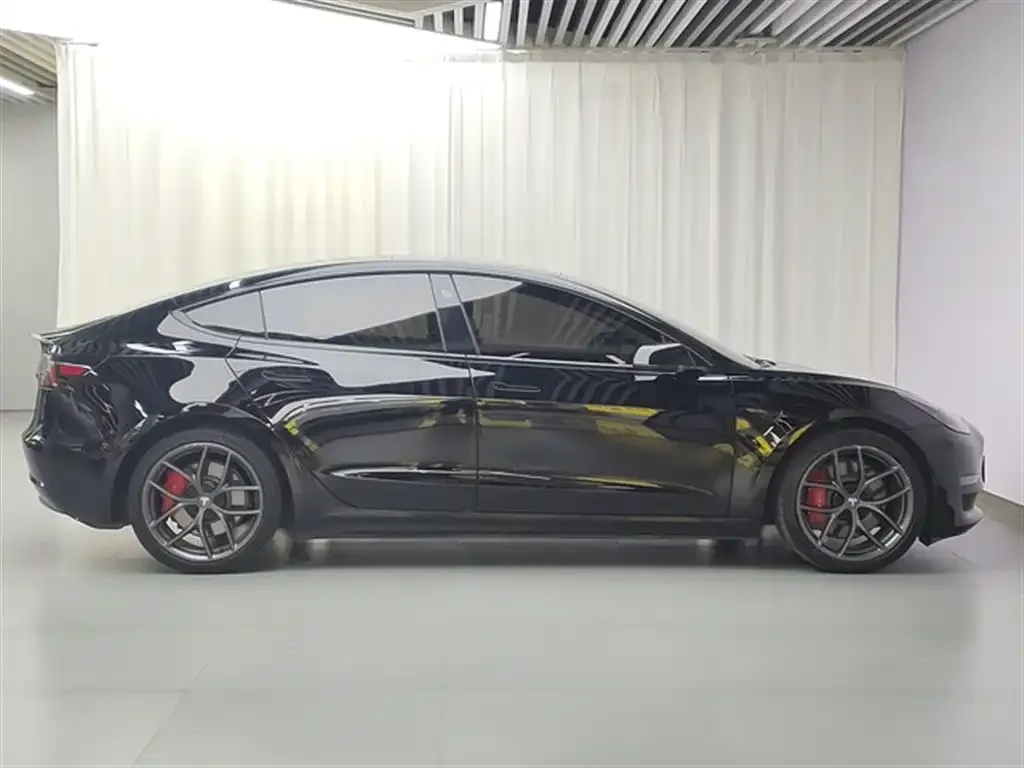 Tesla Model 3 — фото 4