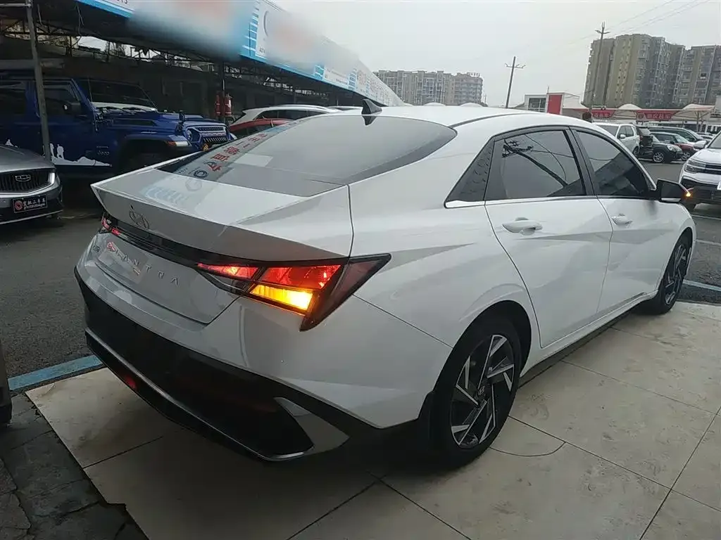 Hyundai Elantra — фото 10