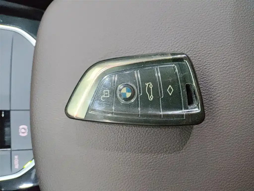 BMW iX3 — фото 10