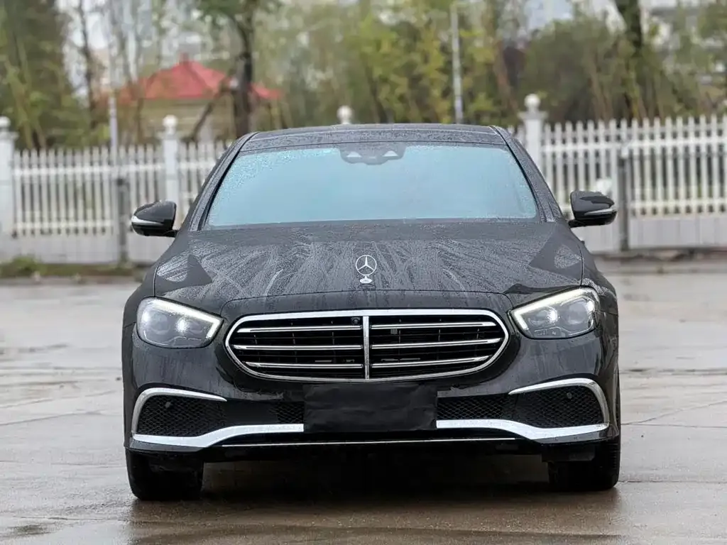 Mercedes-Benz E-Class — фото 1