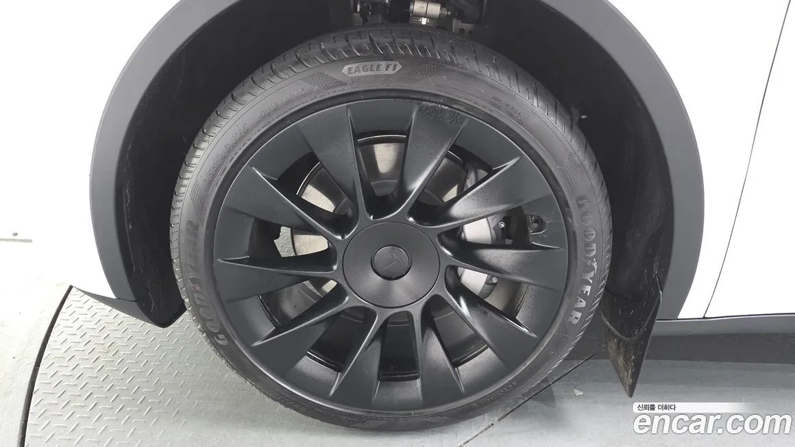Tesla Model Y — фото 8