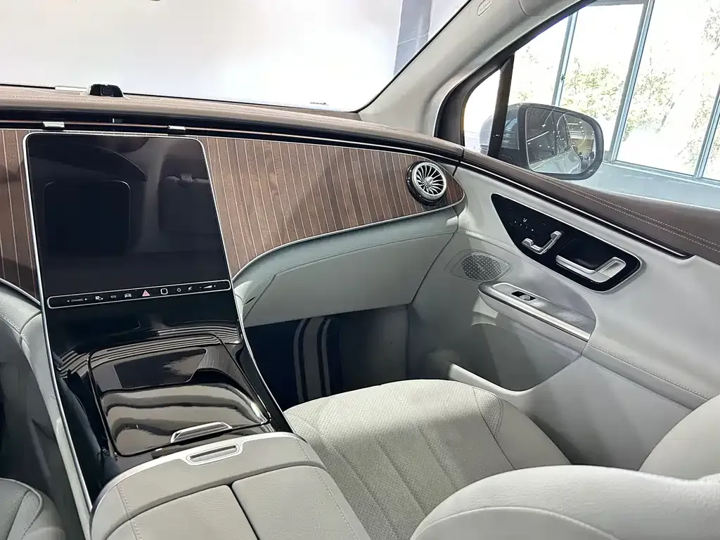 Mercedes-Benz EQE SUV — фото 6