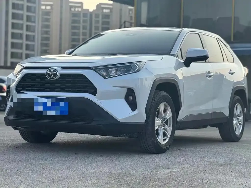 Toyota RAV4 — фото 1