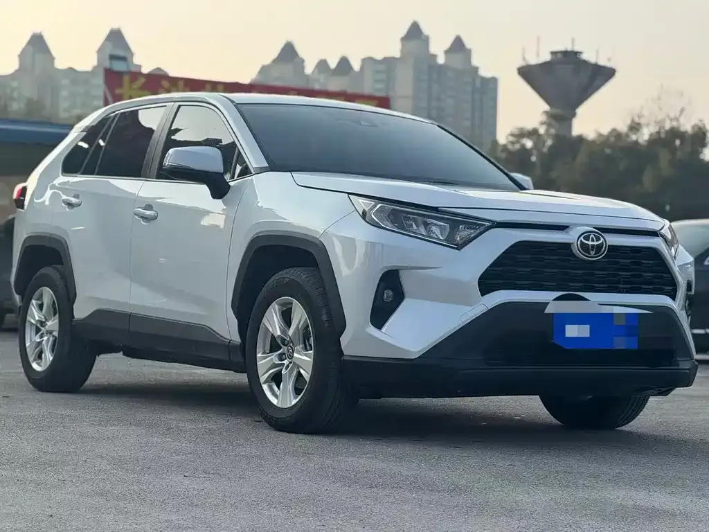 Toyota RAV4 — фото 6