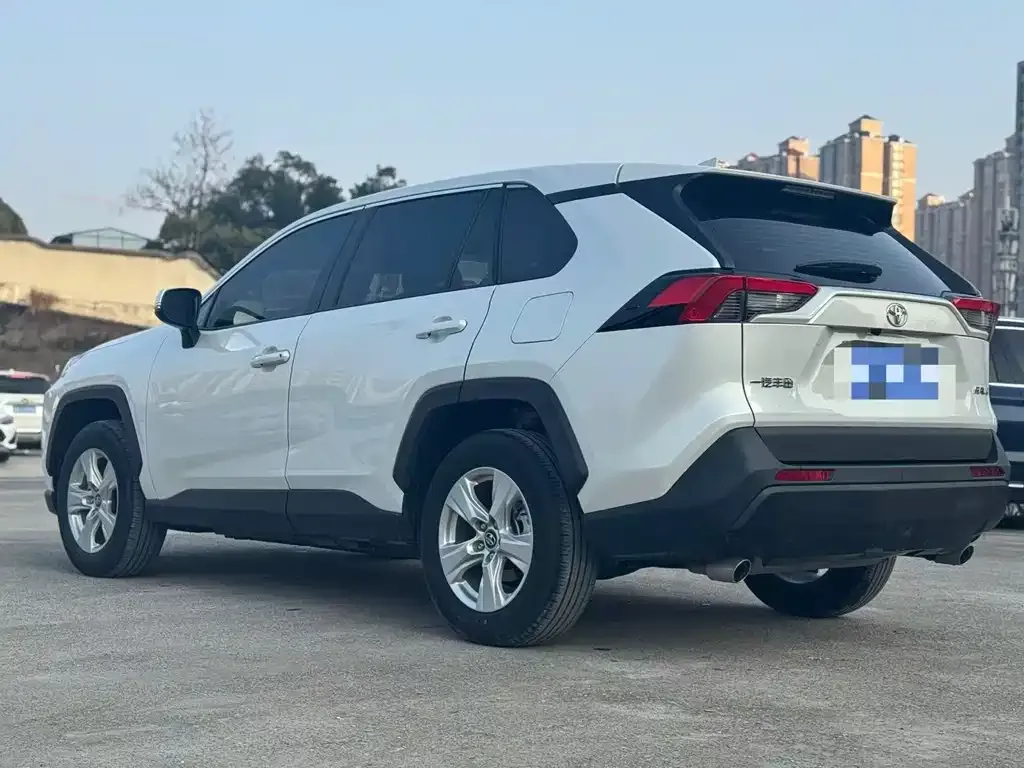 Toyota RAV4 — фото 7