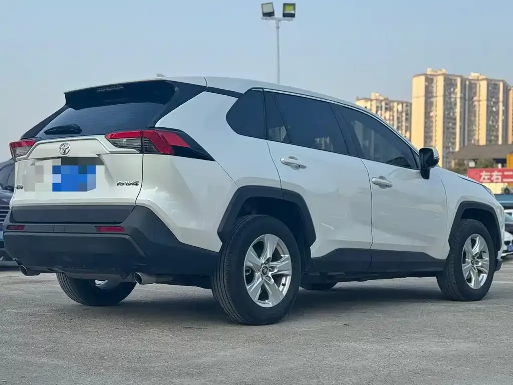 Toyota RAV4 — фото 9