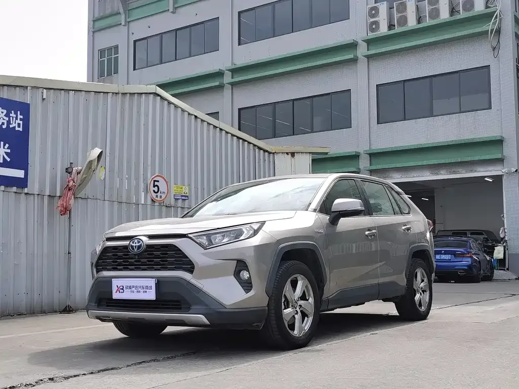 Toyota RAV4 — фото 1