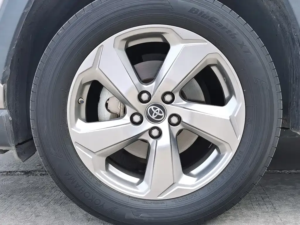 Toyota RAV4 — фото 2