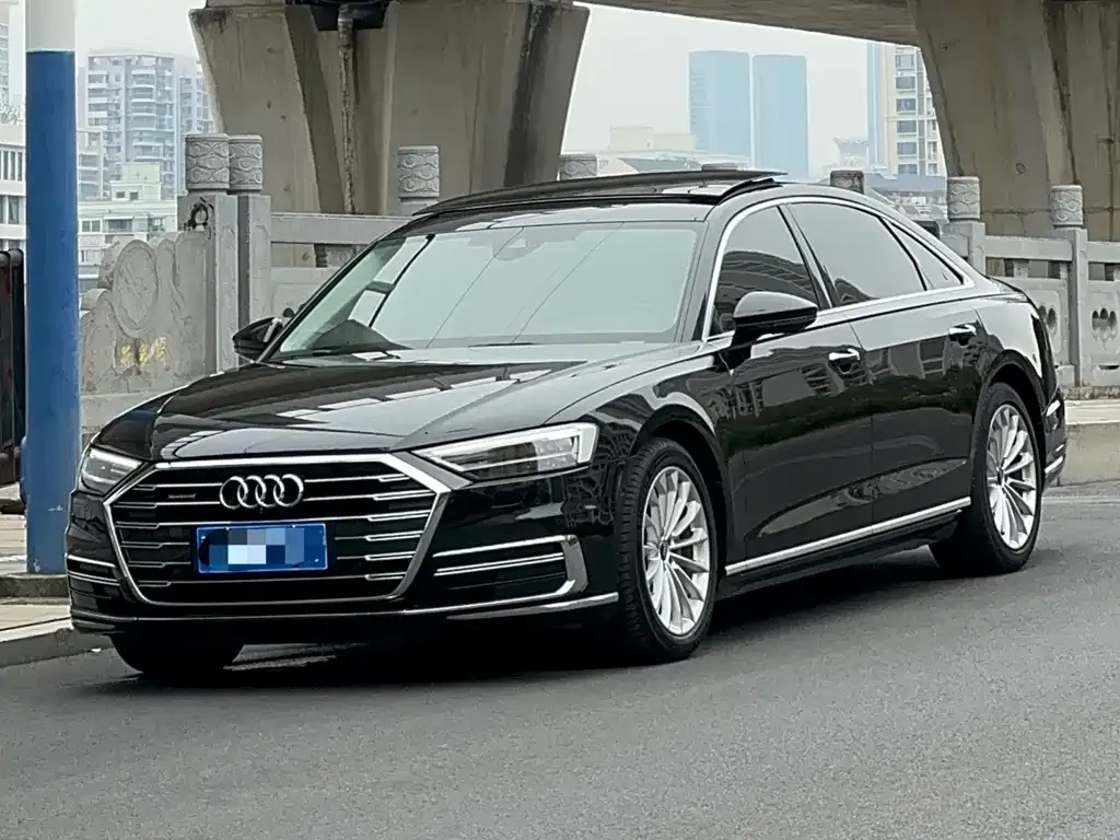 Audi A8 — фото 1