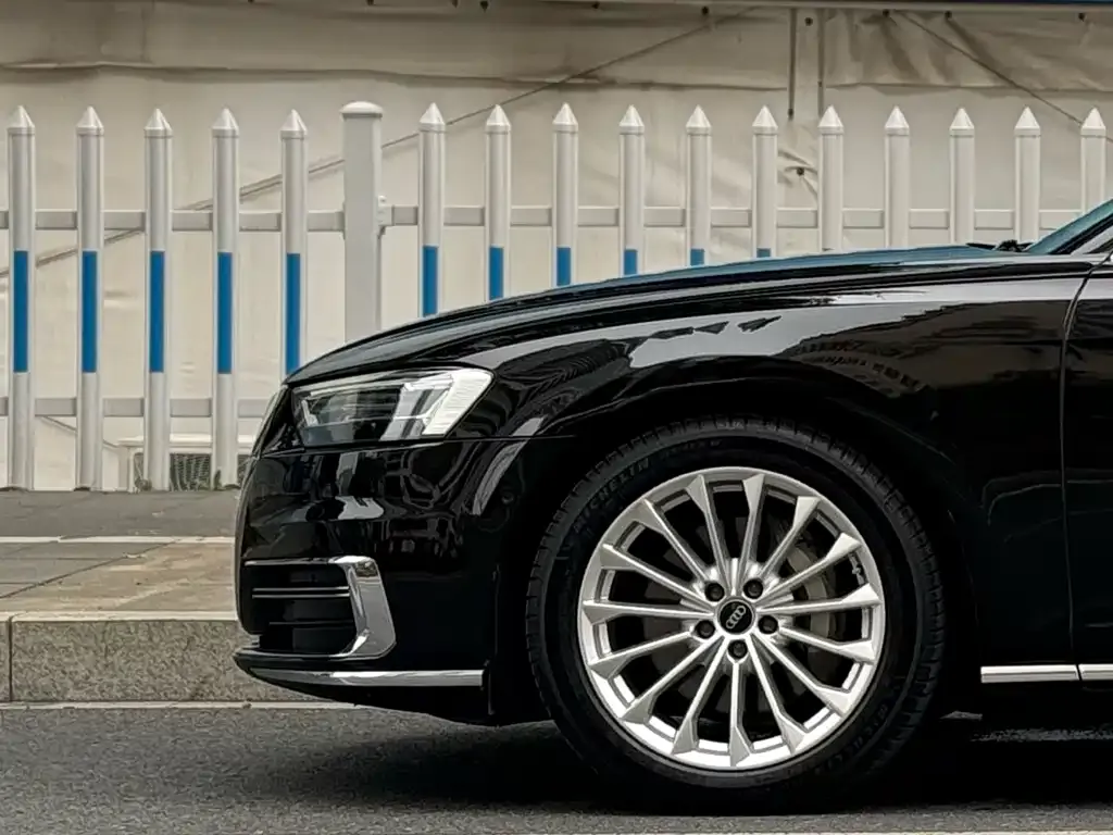 Audi A8 — фото 3