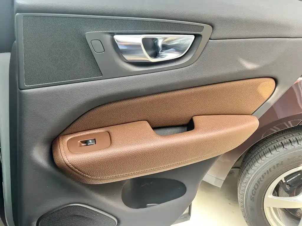 Volvo XC60 — фото 10