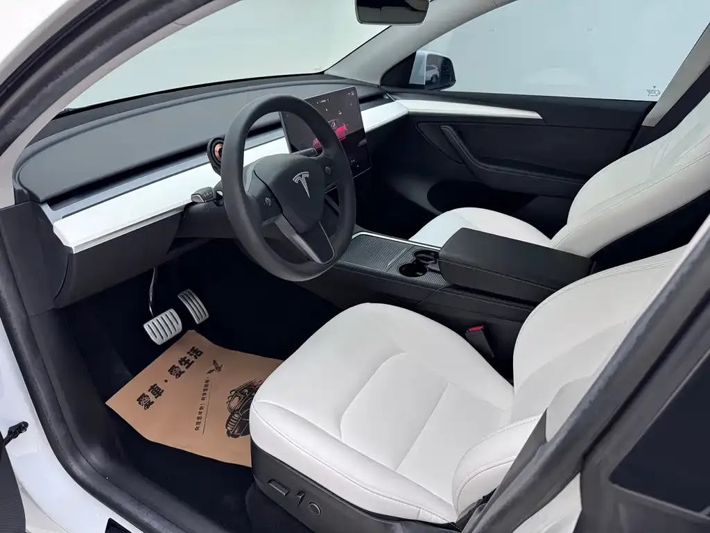 Tesla Model Y — фото 8