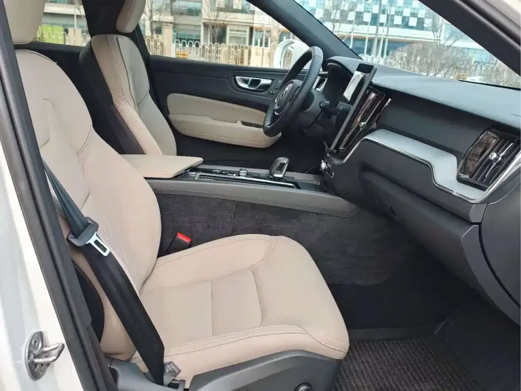 Volvo XC60 2025 из CN, фото 3