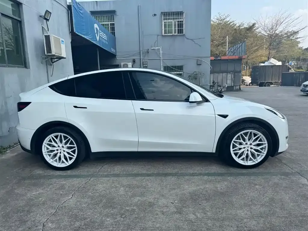 Tesla Model Y — фото 9