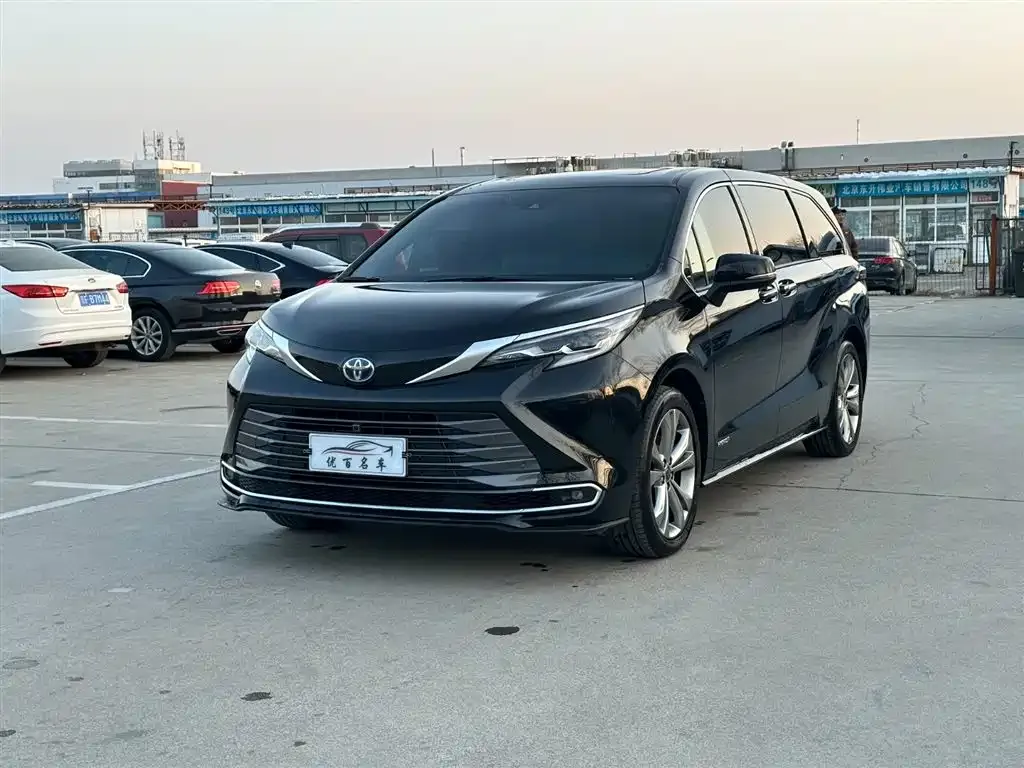 Toyota Sienna — фото 1