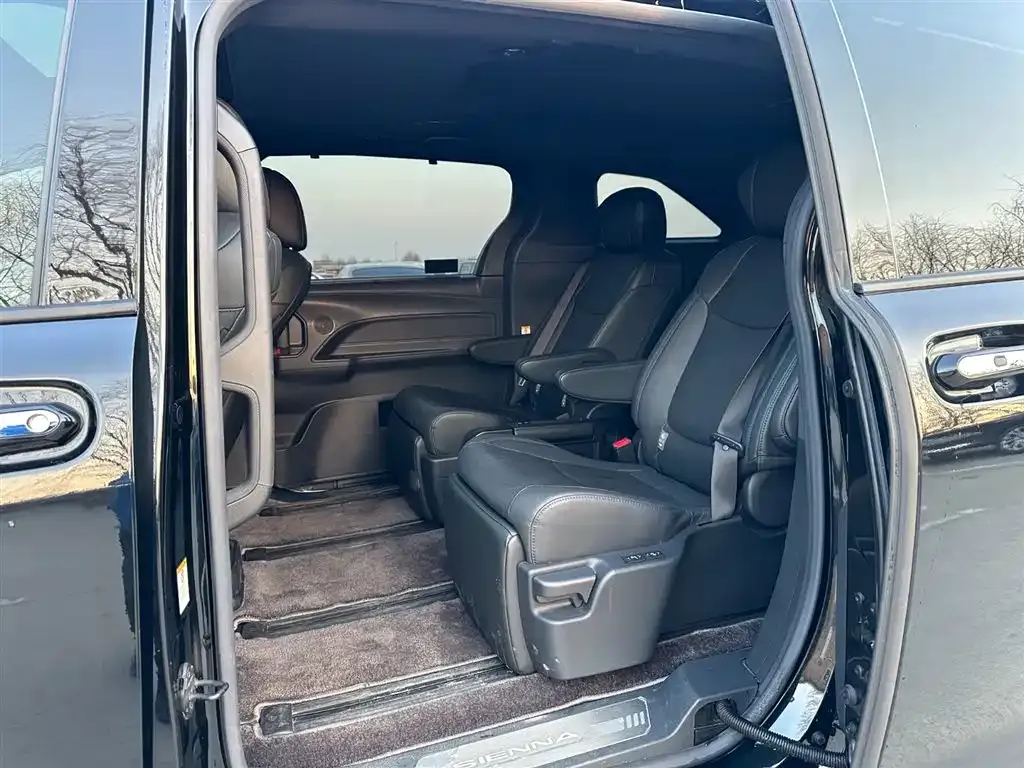 Toyota Sienna — фото 4