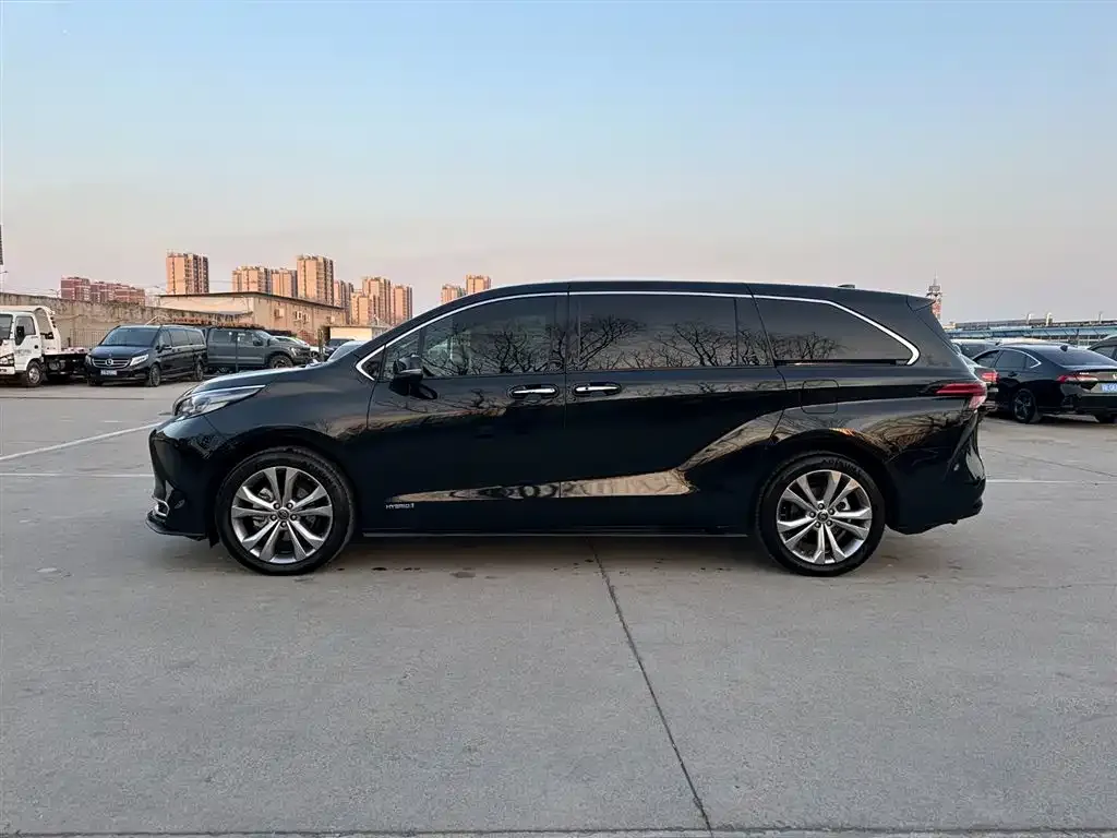 Toyota Sienna — фото 2