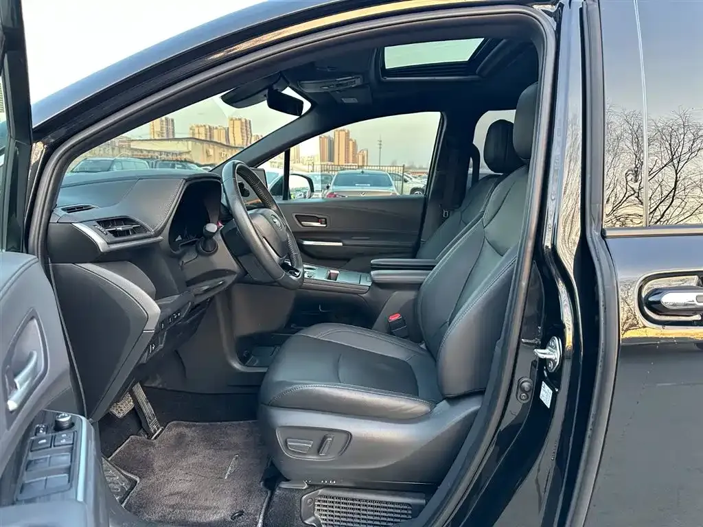 Toyota Sienna — фото 10