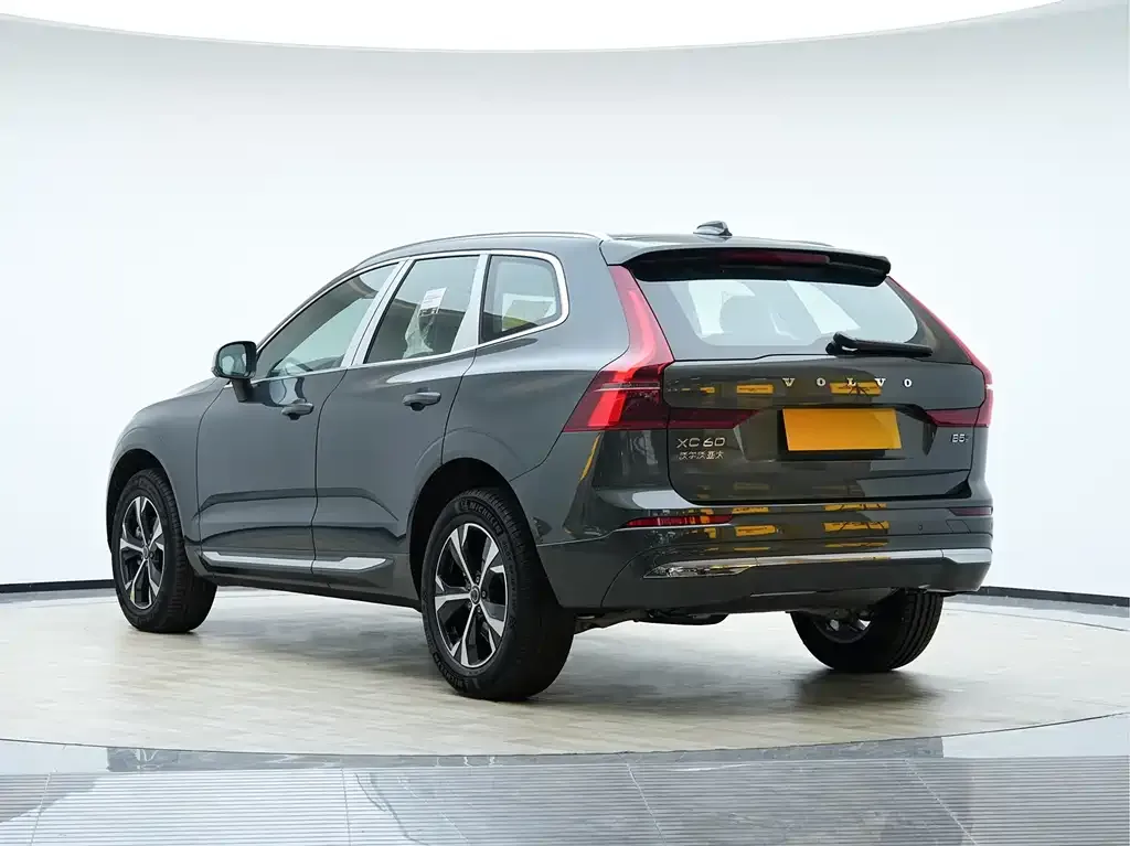 Volvo XC60 — фото 10