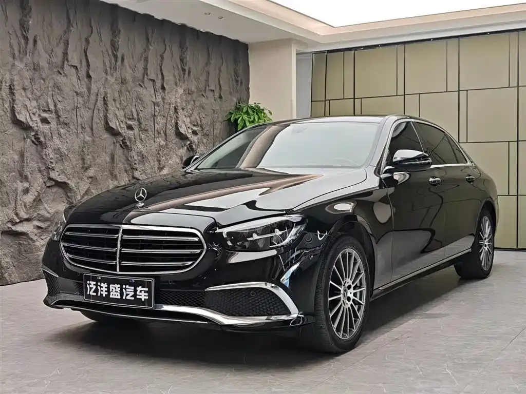 Mercedes-Benz E-Class — фото 1